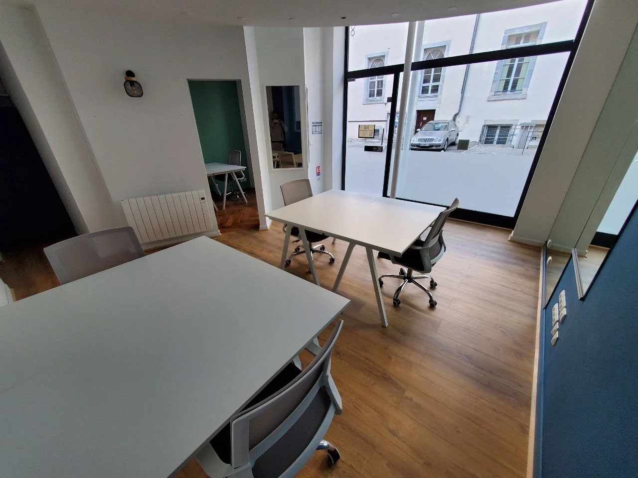 Open space de Granvelle, mur bleu